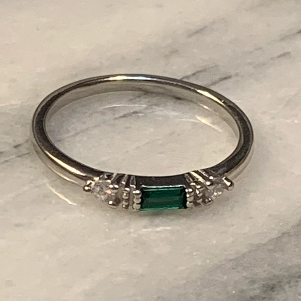 Sterling Silver and Green CZ Gemstone Ring size 7 or 8 - Picture 2 of 4